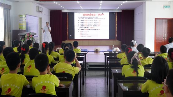 餐廳里的人們&#xA;&#xA;中度可信度描述已自動生成